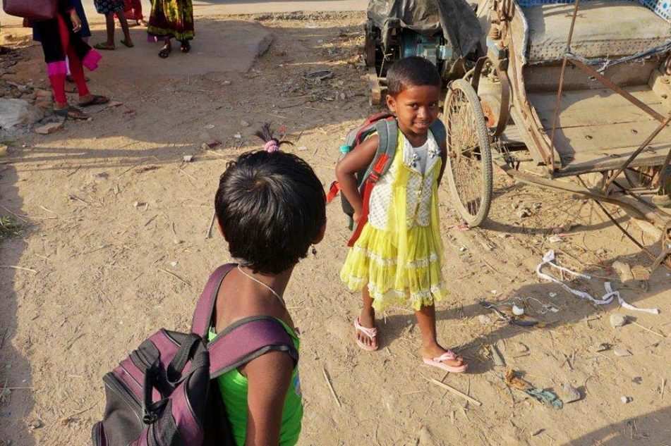 Ein Mädchen mit Schulranzen im Slum (Quelle: Kindernothilfe) Ein Mädchen mit Schulranzen im Slum (Quelle: Kindernothilfe)