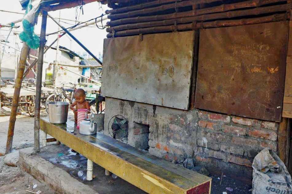 Ein Kind vor einem heruntergekommenen Gebäude im Slum (Quelle: Kindernothilfe) Ein Kind vor einem heruntergekommenen Gebäude im Slum (Quelle: Kindernothilfe)