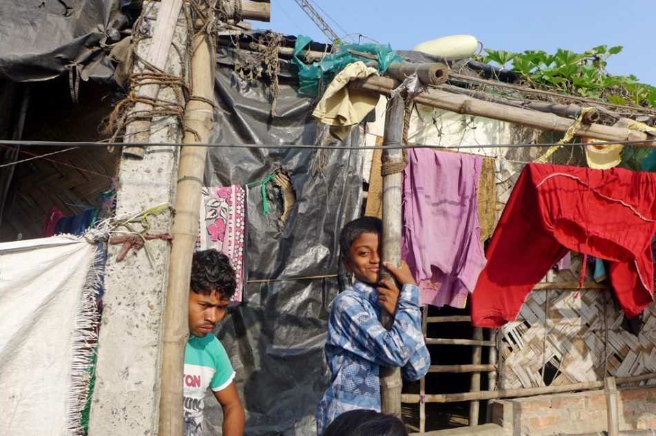 Zwei Jungs vor einem Haus im Slum (Quelle: Kindernothilfe) Zwei Jungs vor einem Haus im Slum (Quelle: Kindernothilfe)