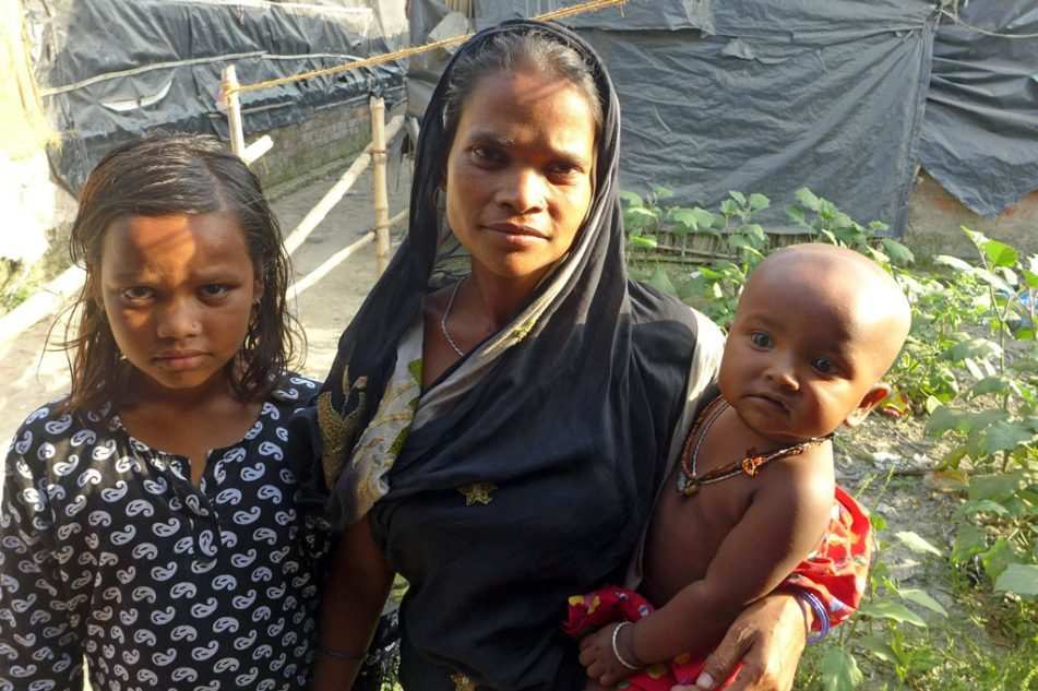 Rosina mit zweien ihrer Kinder (Quelle: Kindernothilfe) Rosina mit zweien ihrer Kinder (Quelle: Kindernothilfe)
