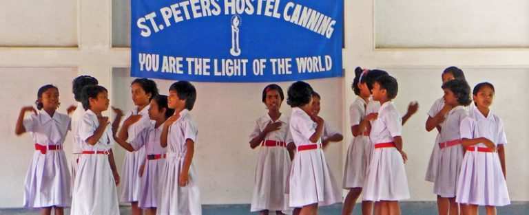 Mehre Mädchen in Schuluniform (Quelle: Kindernothilfe) Mehre Mädchen in Schuluniform (Quelle: Kindernothilfe)