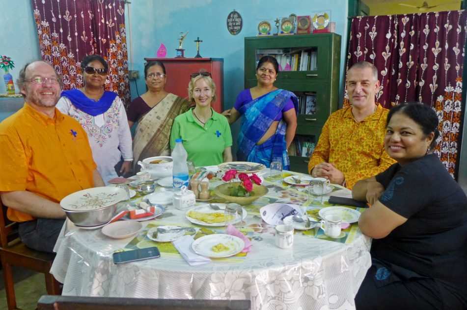Wohnheimsleiterin Mamata Banerjee, indische Landeskoordinatorin Guna, Vorstandskollege Jürgen Borchardt, Jörg Denker, Referatsleiter für Asien und Osteuropa und Katrin Weidemann an einem Tisch (Quelle: Kindernothilfe) Wohnheimsleiterin Mamata Banerjee, indische Landeskoordinatorin Guna, Vorstandskollege Jürgen Borchardt, Jörg Denker, Referatsleiter für Asien und Osteuropa und Katrin Weidemann an einem Tisch (Quelle: Kindernothilfe)