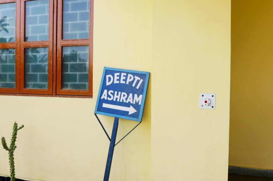 Ein Schild mit der Aufschrift Deepti Ashram am Eingan des Hostels (Quelle: Kindernothilfe) Ein Schild mit der Aufschrift Deepti Ashram am Eingan des Hostels (Quelle: Kindernothilfe)