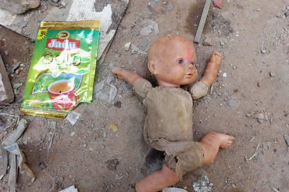 Eine dreckige Puppe liegt auf dem Boden wie Müll (Quelle: Kindenrothilfe)