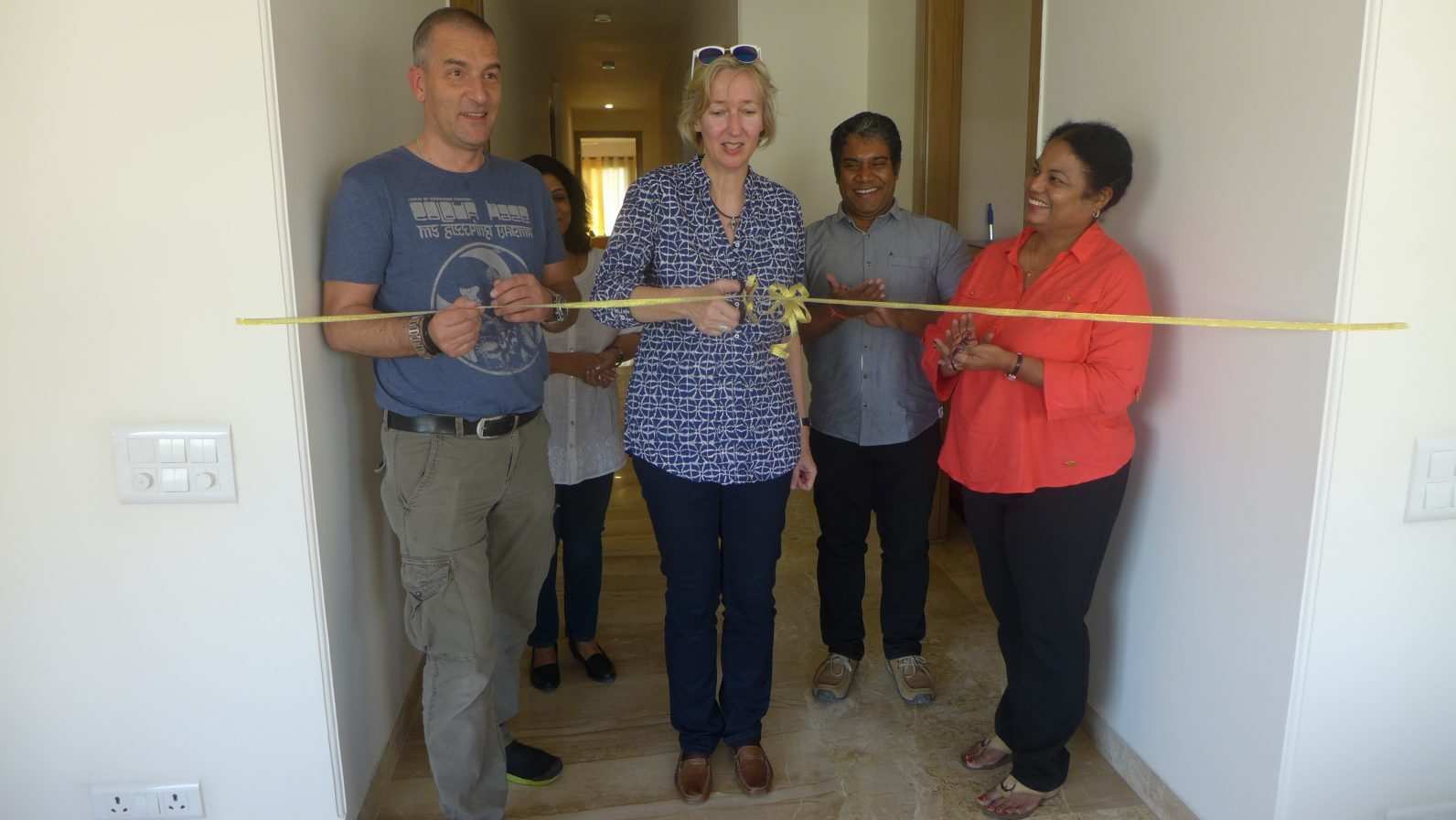 Katrin Weidemann zerschneidet Eröffnungsband des neuen Büros (Quelle: Kindernothilfe) Katrin Weidemann zerschneidet Eröffnungsband des neuen Büros (Quelle: Kindernothilfe)