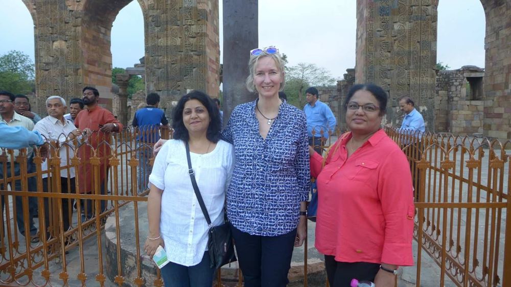 Katrin Weidemann mit zwei Mitarbeiterinne vor Ort am Qutb-Minar-Areal (Quelle: Kindernothilfe) Katrin Weidemann mit zwei Mitarbeiterinne vor Ort am Qutb-Minar-Areal (Quelle: Kindernothilfe)