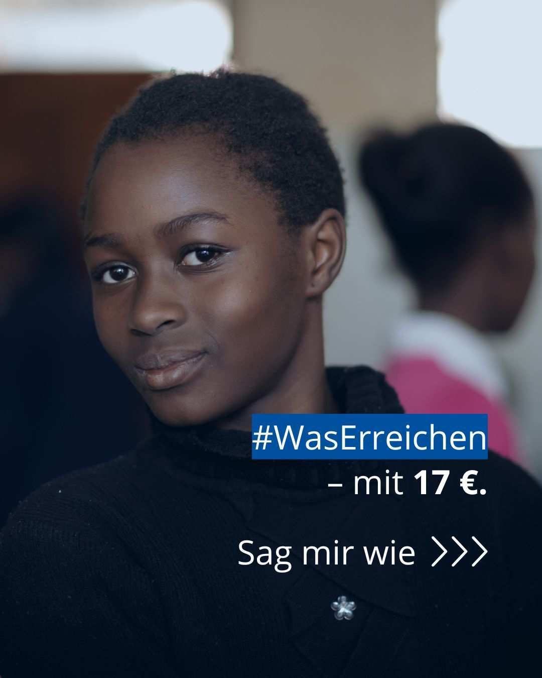 Ein Mädchen schaut in die Kamera