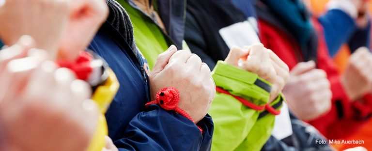 Verschiedene Händepaare sind mit einer roten Kordel zusammengebunden (Quelle: Kindernothilfe) Verschiedene Händepaare sind mit einer roten Kordel zusammengebunden (Quelle: Kindernothilfe)