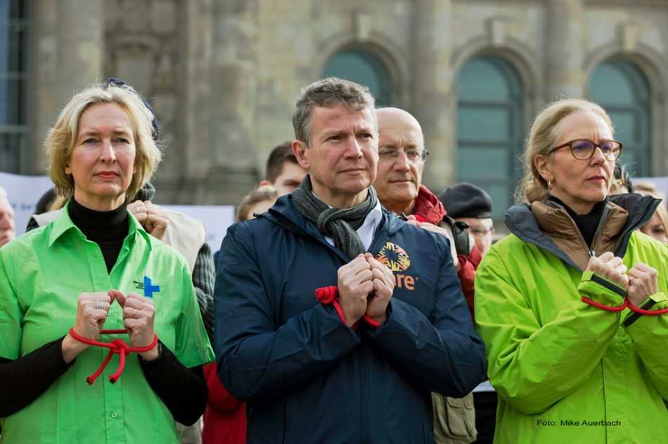 Katrin Weidemann bei der Protestaktion mit zusammengebundenen Händen (Quelle: Kindernothilfe) Katrin Weidemann bei der Protestaktion mit zusammengebundenen Händen (Quelle: Kindernothilfe)