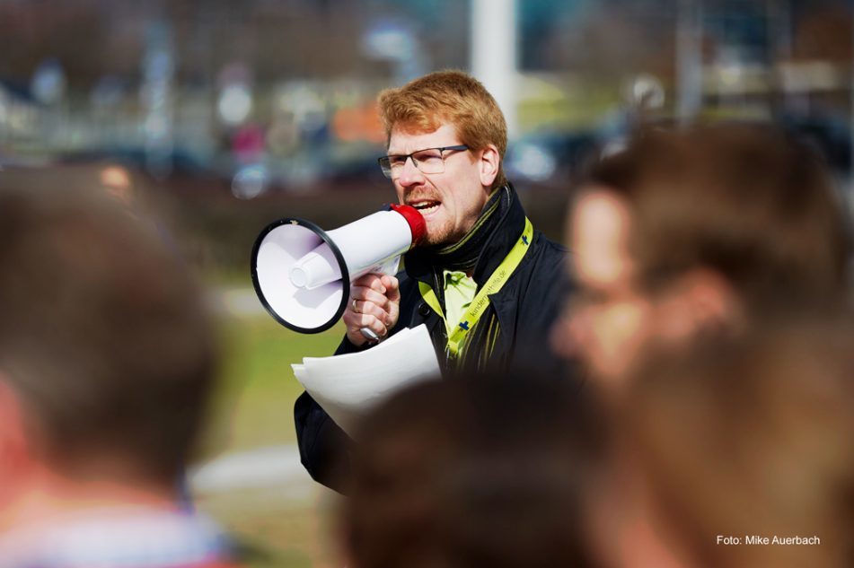 Vertreter der Kindernothilfe spricht in ein Megafon bei der Protestaktion (Quelle: Kindernothilfe) Vertreter der Kindernothilfe spricht in ein Megafon bei der Protestaktion (Quelle: Kindernothilfe)