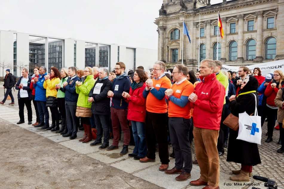 Menschen mit zusammengebundenen Händen vor dem Reichstagsgebäude (Quelle: Kindernothilfe) Menschen mit zusammengebundenen Händen vor dem Reichstagsgebäude (Quelle: Kindernothilfe)
