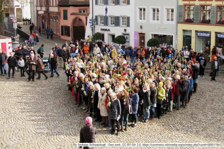 Eine Menschenmenge bildet ein Herz (Quelle: Kindernothilfe) Eine Menschenmenge bildet ein Herz (Quelle: Kindernothilfe)