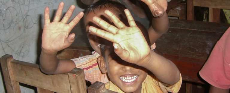 Zwei lachende Jungs winken in die Kamera (Quelle: Kindernothilfe) Zwei lachende Jungs winken in die Kamera (Quelle: Kindernothilfe)