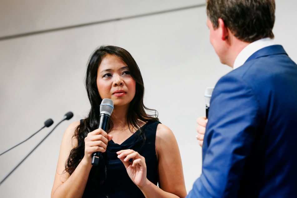 Jiah Sayson, unsere Koordinatorin für Selbsthilfegruppen in Asien, im Gespräch mit Medienpreis-Moderator Eckard von Hirschhausen (Quelle: Kindernothilfe) Jiah Sayson, unsere Koordinatorin für Selbsthilfegruppen in Asien, im Gespräch mit Medienpreis-Moderator Eckard von Hirschhausen (Quelle: Kindernothilfe)