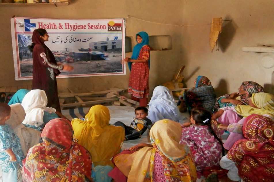 Frauen einer pakistanischen Selbsthilfegruppe bei einer Gesundheits- und Hygieneschulung (Quelle: Kindernothilfe) Frauen einer pakistanischen Selbsthilfegruppe bei einer Gesundheits- und Hygieneschulung (Quelle: Kindernothilfe)