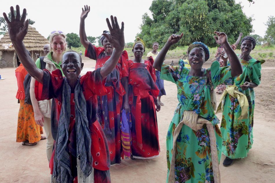 Katrin Weidemann und Frauen aus Uganda lachen in die Kamera (Quelle: Kindernothilfe) Katrin Weidemann und Frauen aus Uganda lachen in die Kamera (Quelle: Kindernothilfe)
