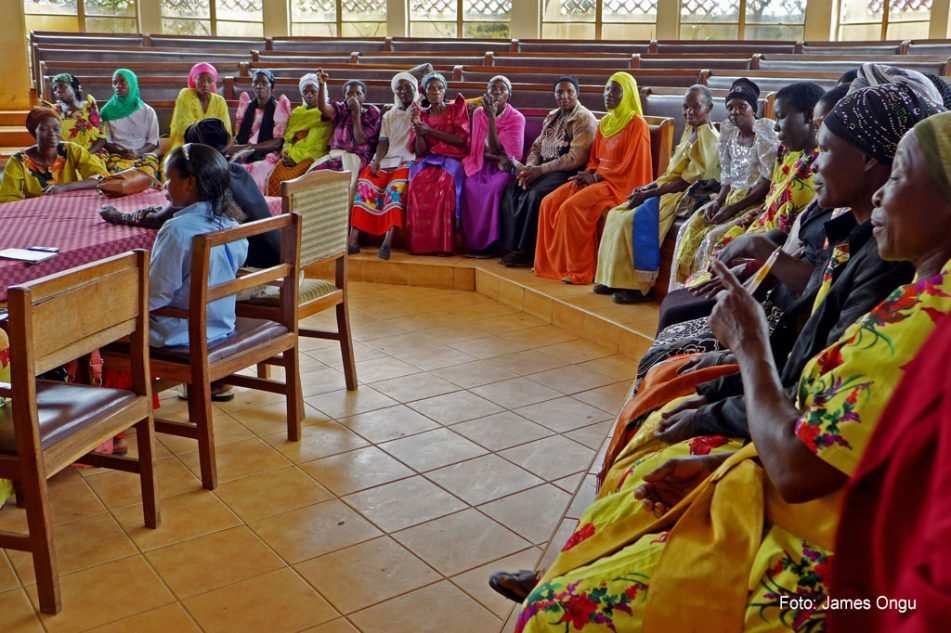 Frauen in Uganda sitzen zusammen in einem Raum (Quelle: Kindernothilfe) Frauen in Uganda sitzen zusammen in einem Raum (Quelle: Kindernothilfe)
