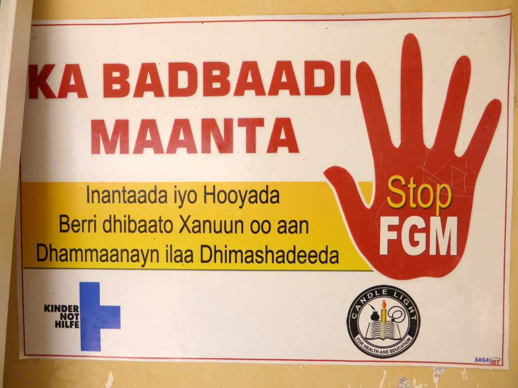 Ein Plakat der Kindernothilfe für ein Komplettverbot für weibliche Genitalverstümmelung in Somaliland (Quelle: Kindernothilfe) Ein Plakat der Kindernothilfe für ein Komplettverbot für weibliche Genitalverstümmelung in Somaliland (Quelle: Kindernothilfe)