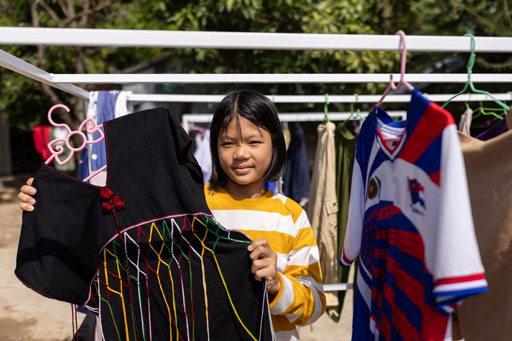 Geflüchtete Kinder aus Myanmar berichten über ihr neues Leben in Thailand: Blume mit ihrem Kleid (Quelle: Lars Heidrich) Geflüchtete Kinder aus Myanmar berichten über ihr neues Leben in Thailand: Blume mit ihrem Kleid (Quelle: Lars Heidrich)