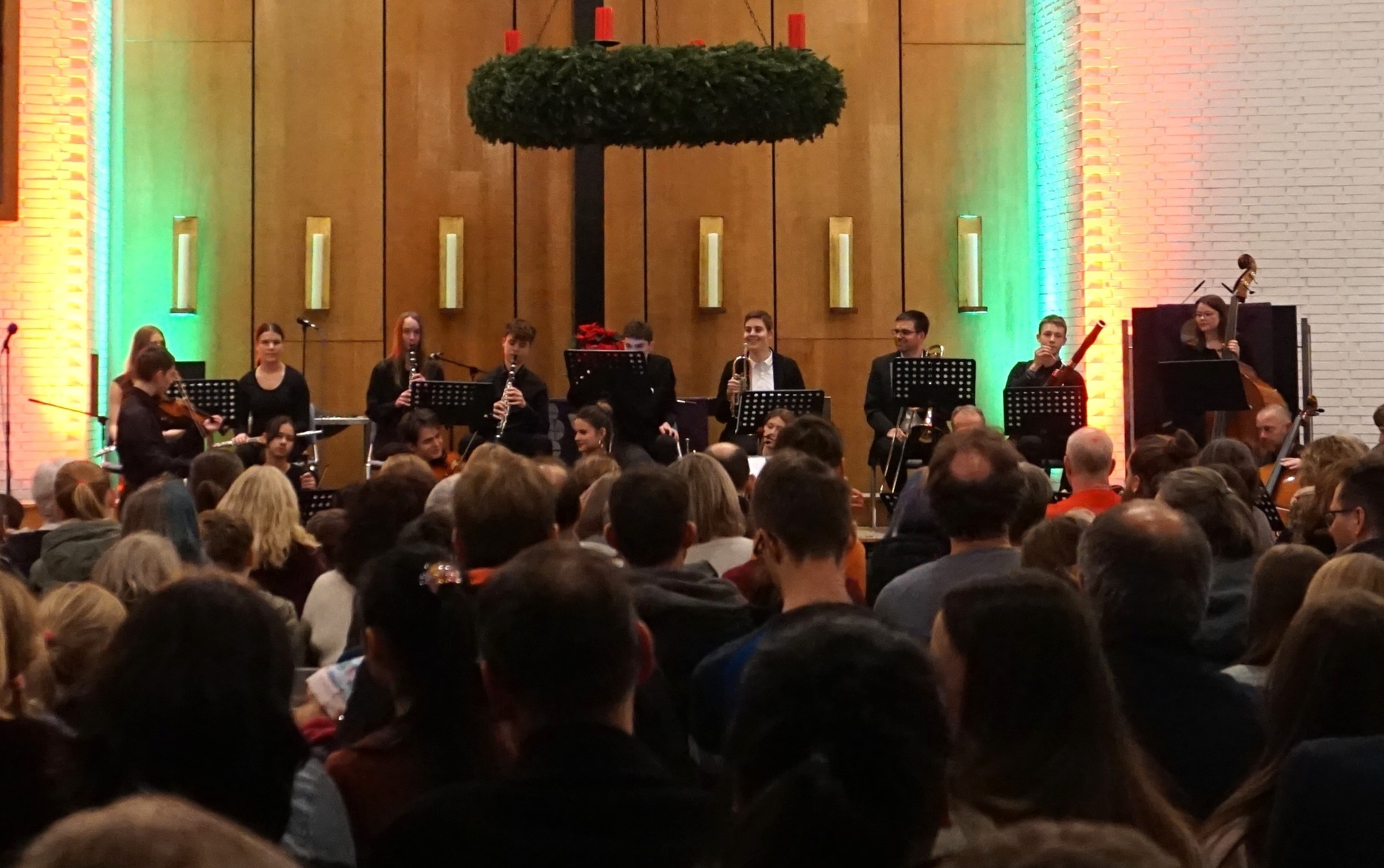 Ein Orchester musiziert in einer vollbesetzten Kirche (Quelle: privat) Ein Orchester musiziert in einer vollbesetzten Kirche (Quelle: privat)