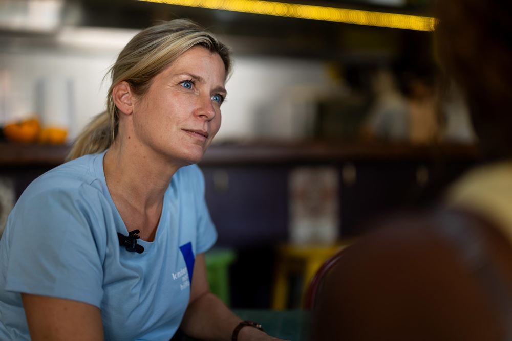 Kindernothilfe-Botschafterin Valerie Niehaus im Gespräch mit einer Geflüchteten.Kindernothilfe-Botschafterin Valerie Niehaus besucht Lesvos Solidarity auf Lesbos (September 2024) Kindernothilfe-Botschafterin Valerie Niehaus im Gespräch mit einer Geflüchteten.Kindernothilfe-Botschafterin Valerie Niehaus besucht Lesvos Solidarity auf Lesbos (September 2024)