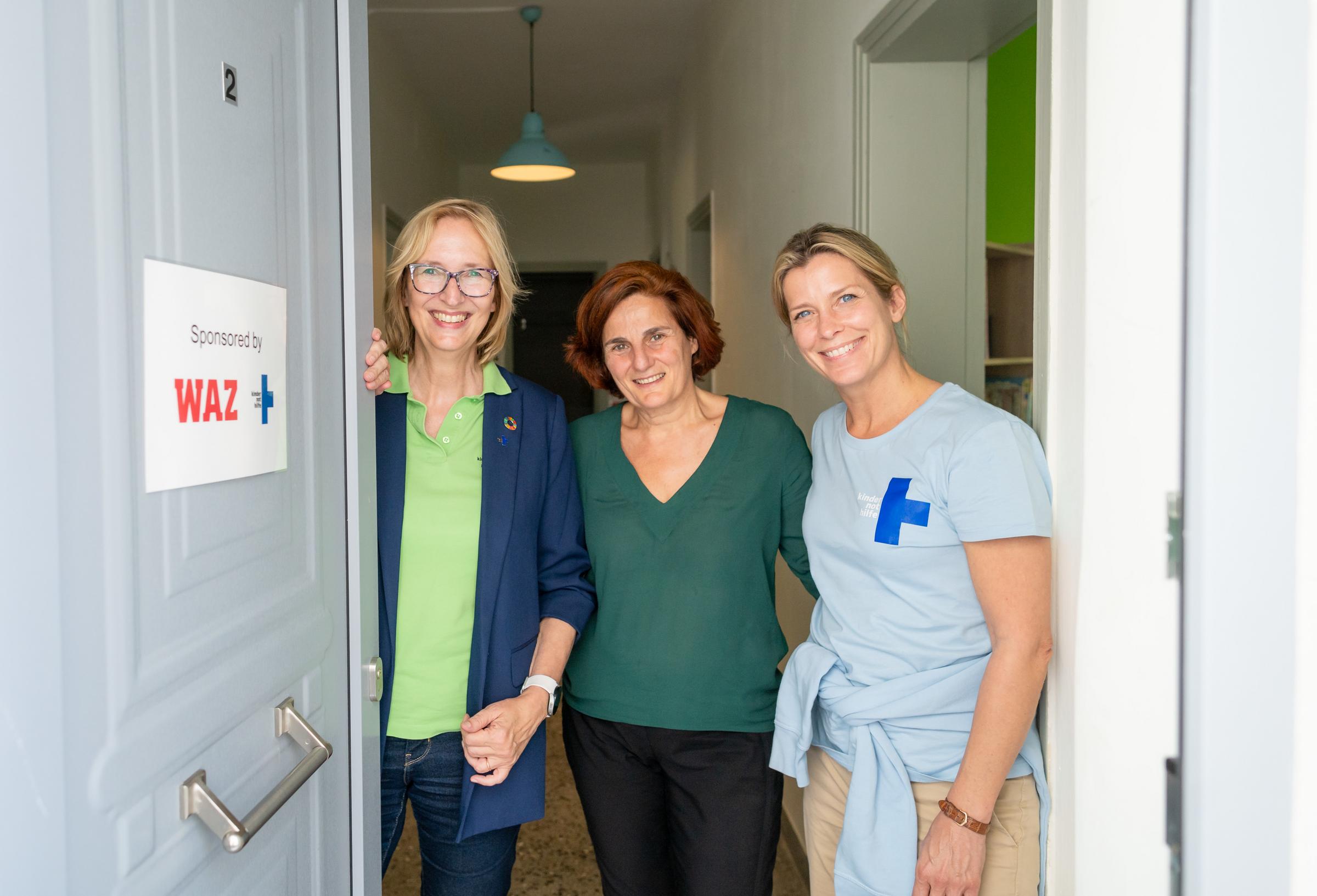 Eröffnung des Selamet-Hauses (v.l.n.r. Katrin Weidemann (Kindernothilfe-Vorstandsvorsitzende), Efi Latsoudi (Leiterin Lesvos Solidarity, Kindernothilfepartner) und Valerie Niehaus. (Quelle:  Eröffnung des Selamet-Hauses (v.l.n.r. Katrin Weidemann (Kindernothilfe-Vorstandsvorsitzende), Efi Latsoudi (Leiterin Lesvos Solidarity, Kindernothilfepartner) und Valerie Niehaus. (Quelle: