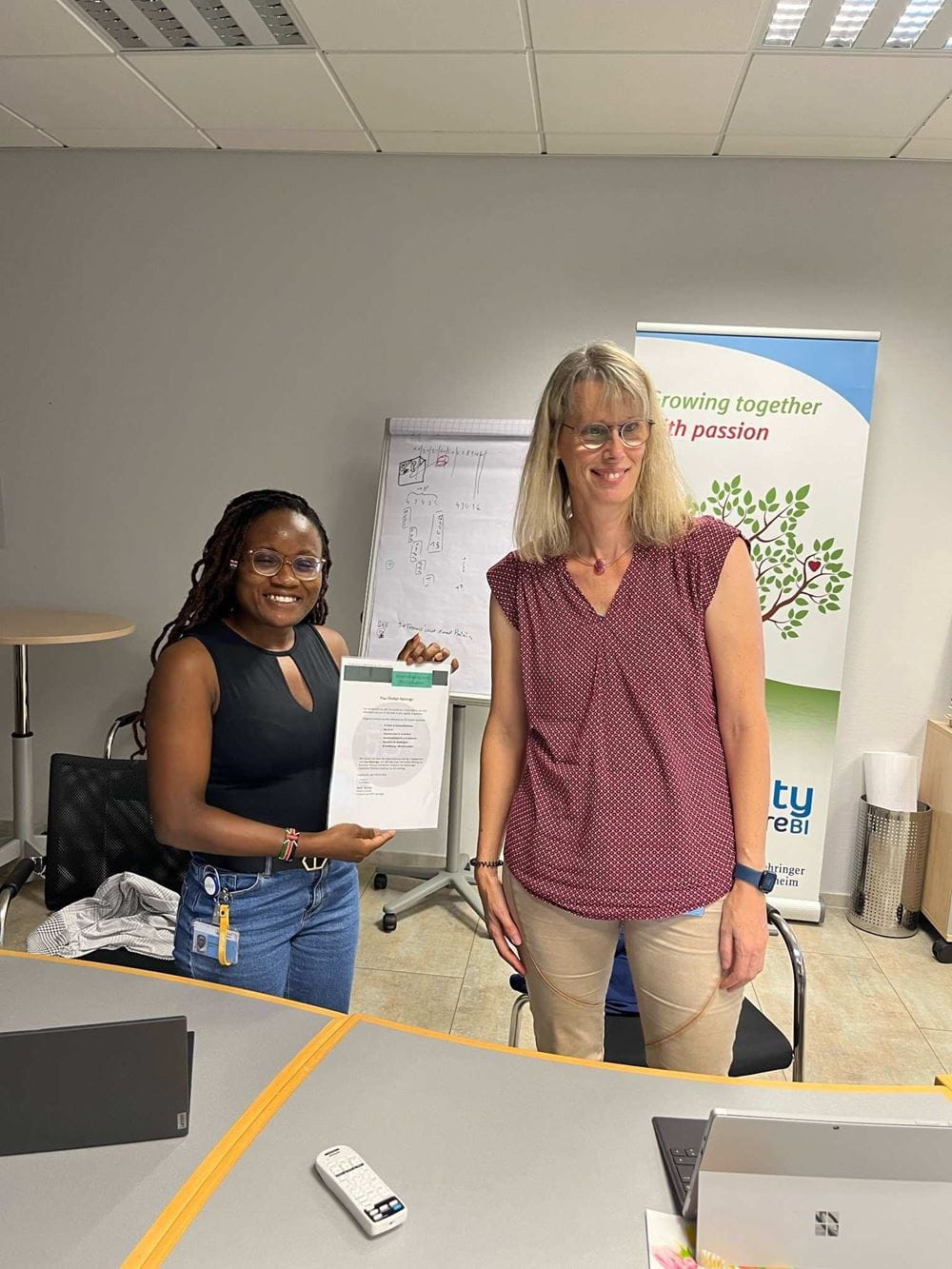 Sheilah Nasong'o mit einer Kollegin bei Boehringer Ingelheim, in der Hand hält sie eine Urkunde ihres Arbeitgebers (Quelle: privat) Sheilah Nasong'o mit einer Kollegin bei Boehringer Ingelheim, in der Hand hält sie eine Urkunde ihres Arbeitgebers (Quelle: privat)