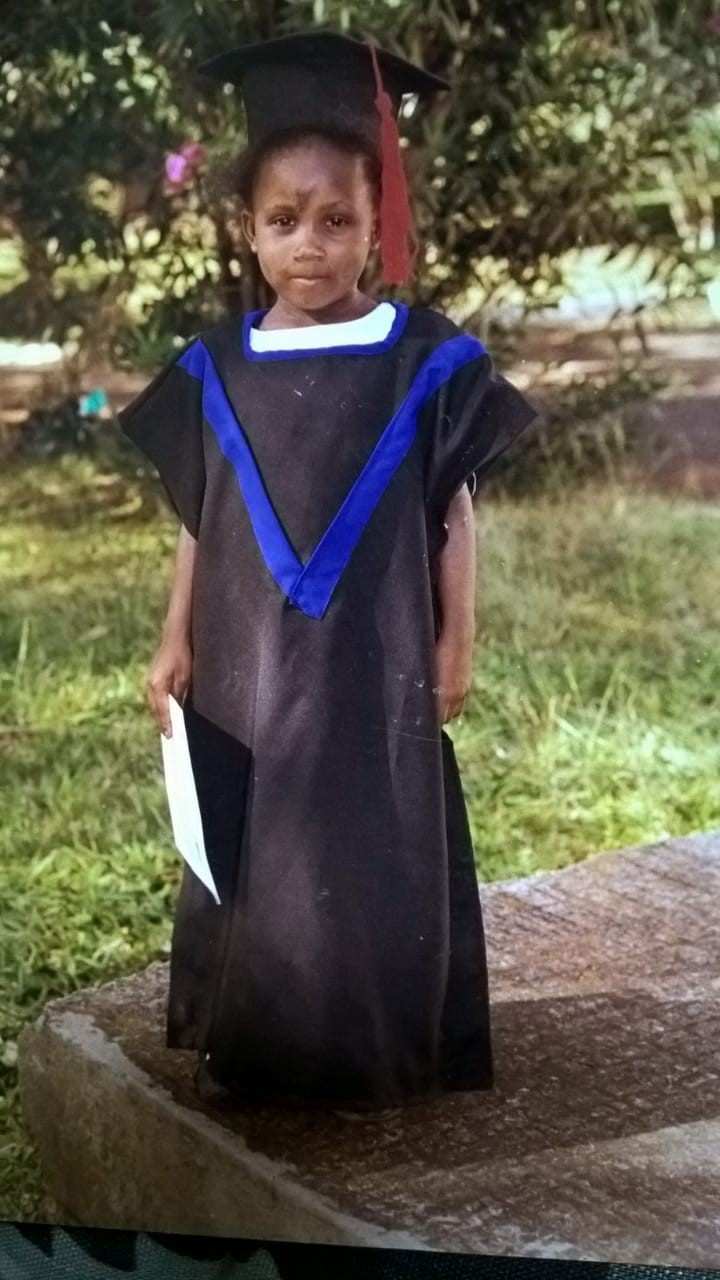 Mädchen in einem langen schwarzen Kleid mit einer blauen Verzierung (Quelle: privat) Mädchen in einem langen schwarzen Kleid mit einer blauen Verzierung (Quelle: privat)