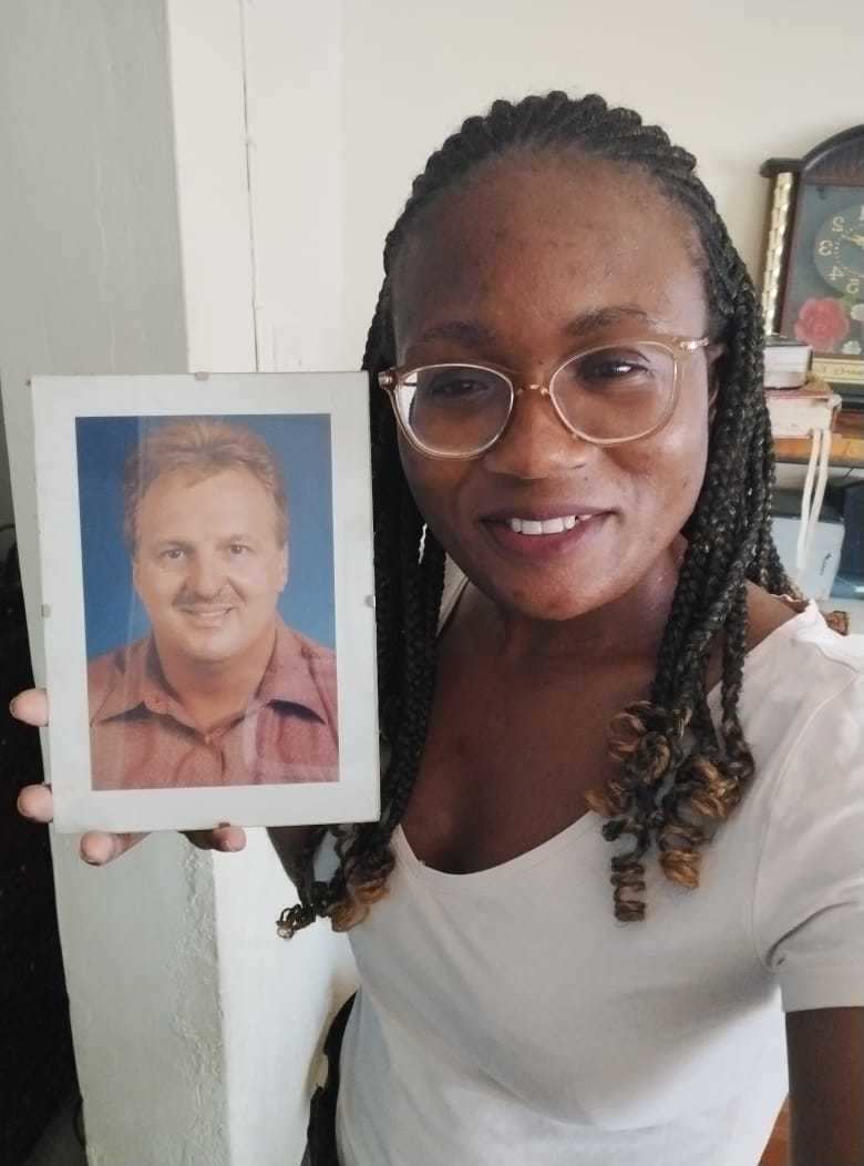 Eine junge Frau hält das Foto eines Mannes hoch (Quelle: privat) Eine junge Frau hält das Foto eines Mannes hoch (Quelle: privat)