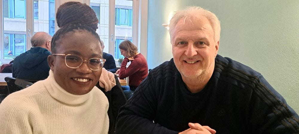 Eine junge Kenianerin und ein Deutscher lachen in die Kamera (Quelle: privat) Eine junge Kenianerin und ein Deutscher lachen in die Kamera (Quelle: privat)