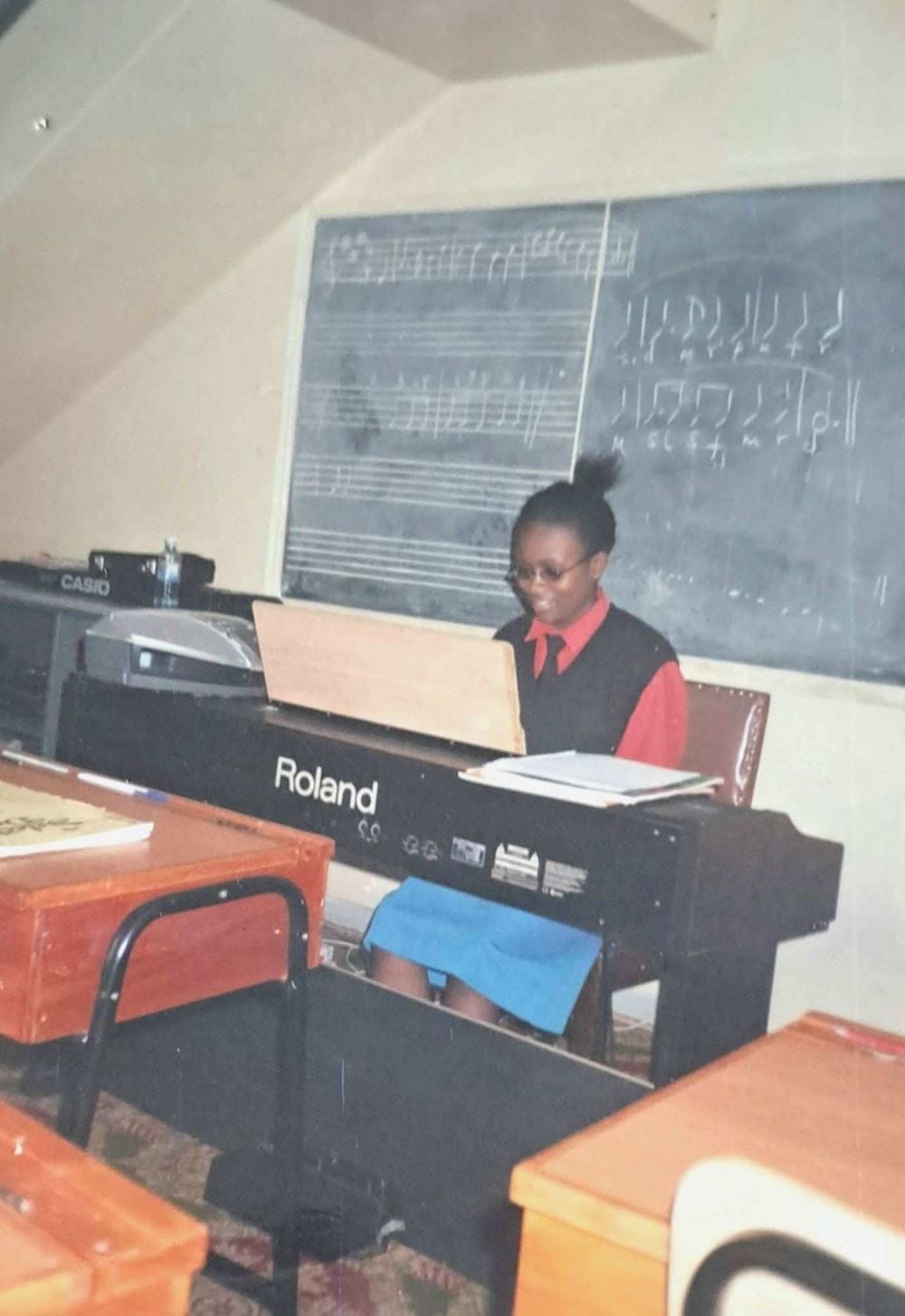 Ein Mädchen in Schuluniform spielt in einem Klassenzimmer auf einem Keyboard (Quelle: privat) Ein Mädchen in Schuluniform spielt in einem Klassenzimmer auf einem Keyboard (Quelle: privat)