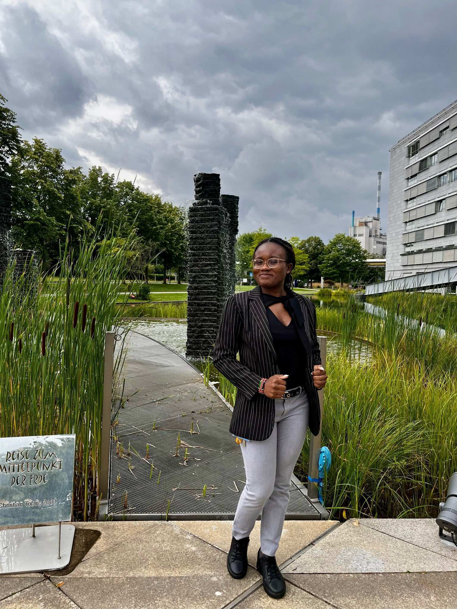 Eine junge Frau steht in der Grünanlage eines Unternehmens (Quelle: privat)