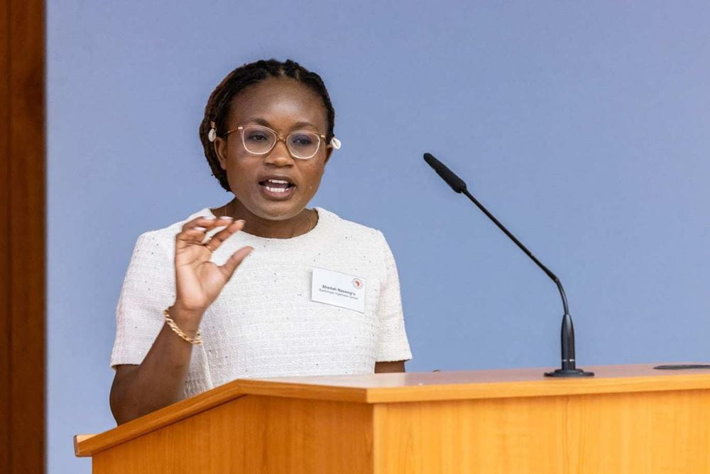 Sheilah Nasong'o steht an einem Pult und hält eine Rede (Quelle: privat) Sheilah Nasong'o steht an einem Pult und hält eine Rede (Quelle: privat)