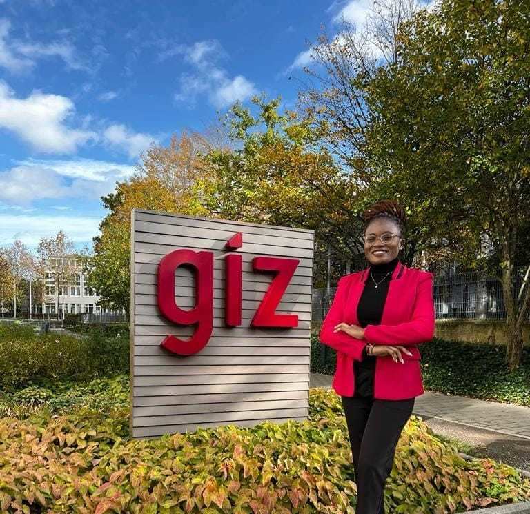 Sheilah Nasong'o vor dem Logo der Gesellschaft für internationale Zusammenarbeit (Quelle: privat) Sheilah Nasong'o vor dem Logo der Gesellschaft für internationale Zusammenarbeit (Quelle: privat)