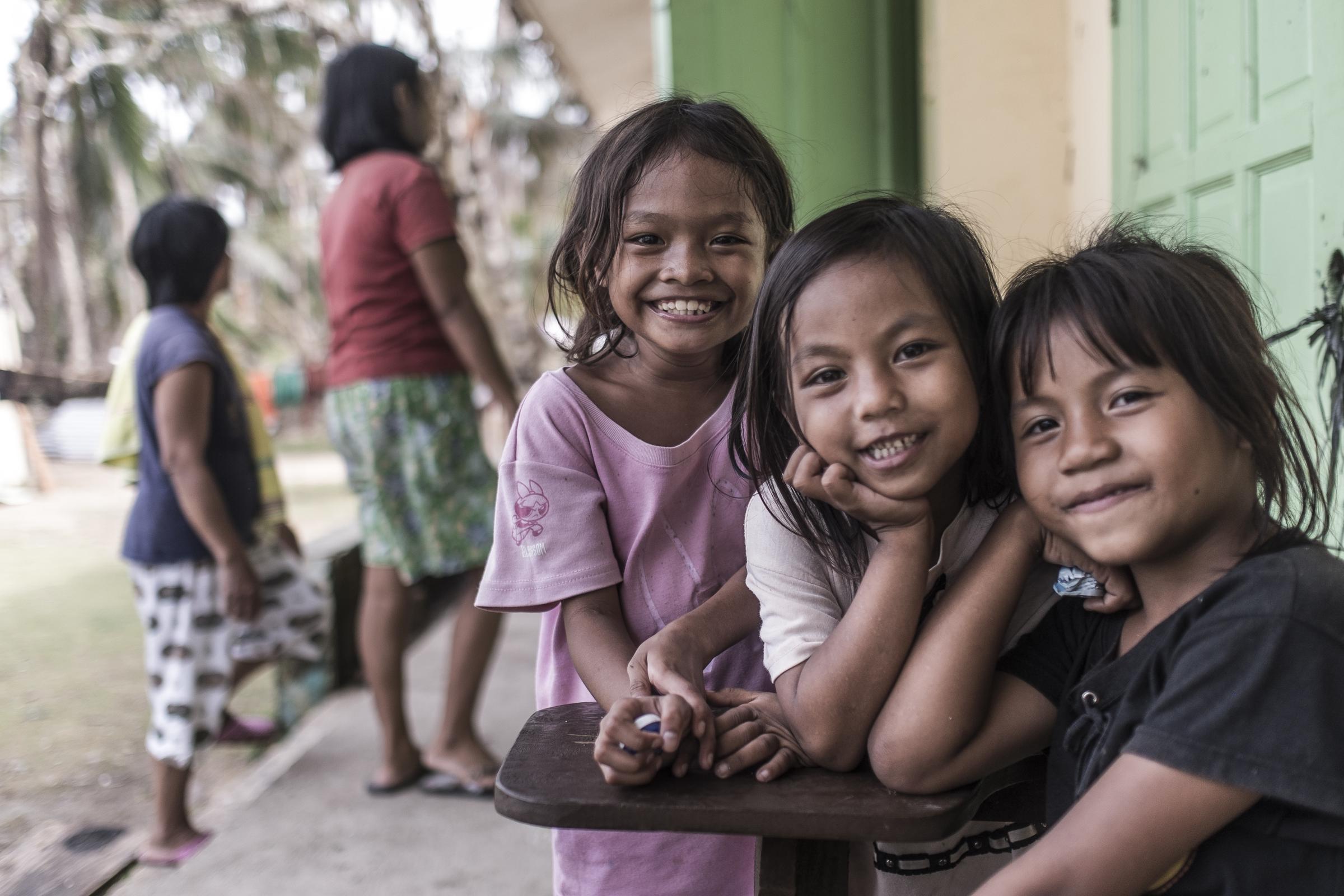 Drei Mädchen in einem Dorf auf den Philippinen, das von einem Taifun getroffen wurde. (Foto: Jakob Studnar) Drei Mädchen in einem Dorf auf den Philippinen, das von einem Taifun getroffen wurde. (Foto: Jakob Studnar)