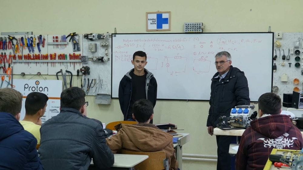 Ein Lehrer mit Auszubildenden im Diakonie-Ausbildungszentrum Mitrovica (Quelle: Roland Brockmann) Ein Lehrer mit Auszubildenden im Diakonie-Ausbildungszentrum Mitrovica (Quelle: Roland Brockmann)