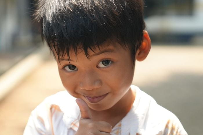 Junge aus Indonesien lächelt (Quelle: Jonas Hieronimus) Junge aus Indonesien lächelt (Quelle: Jonas Hieronimus)