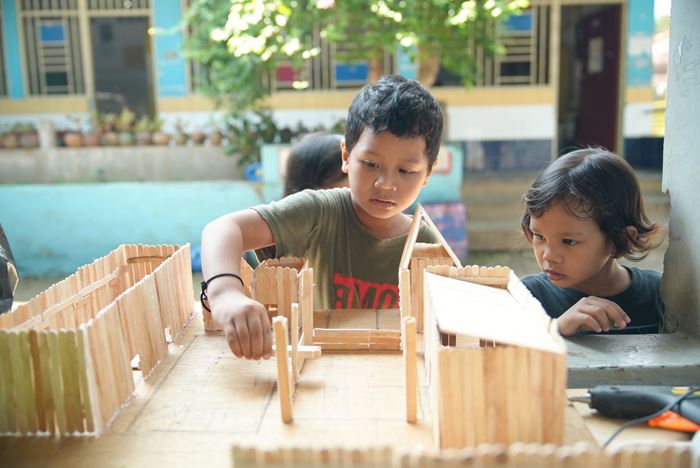 2 Jungen aus Indonesien basteln (Quelle: Jonas Hieronimus) 2 Jungen aus Indonesien basteln (Quelle: Jonas Hieronimus)