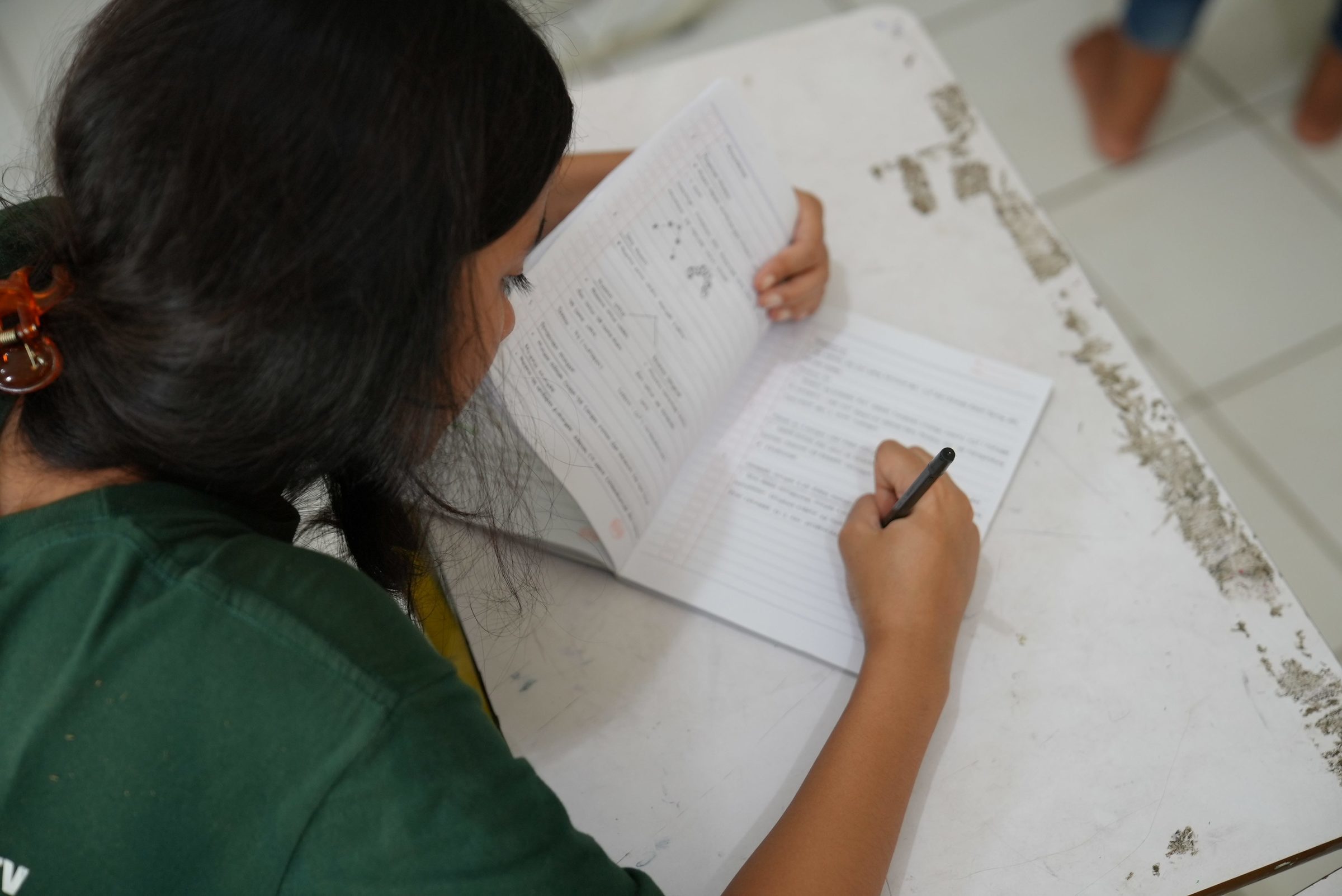 Ein Mädchen aus Indonesien beim Lernen (Quelle: Jonas Hieronimus)