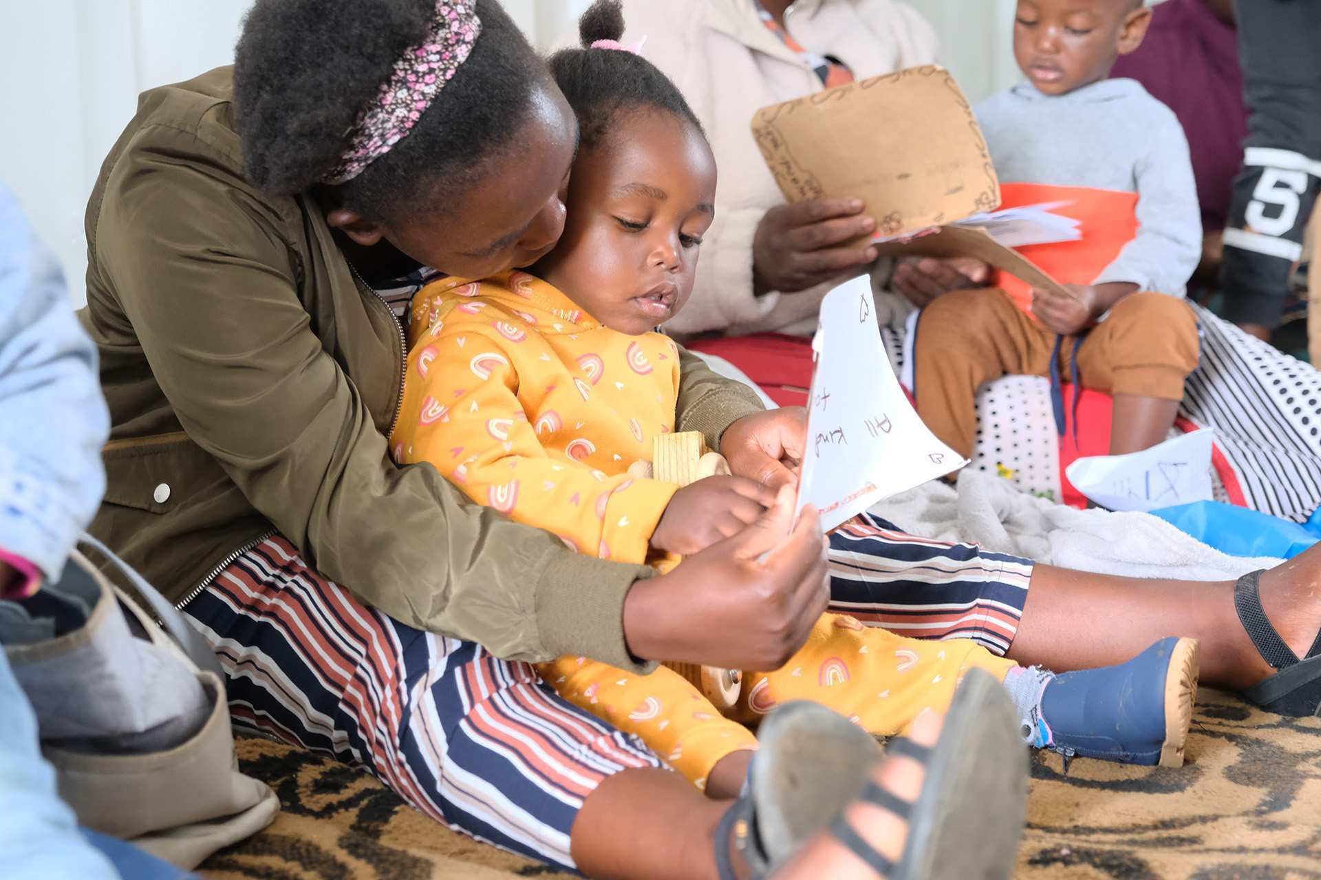 Mutter mit Tochter: Frühkindliche Entwicklung in Südafrika