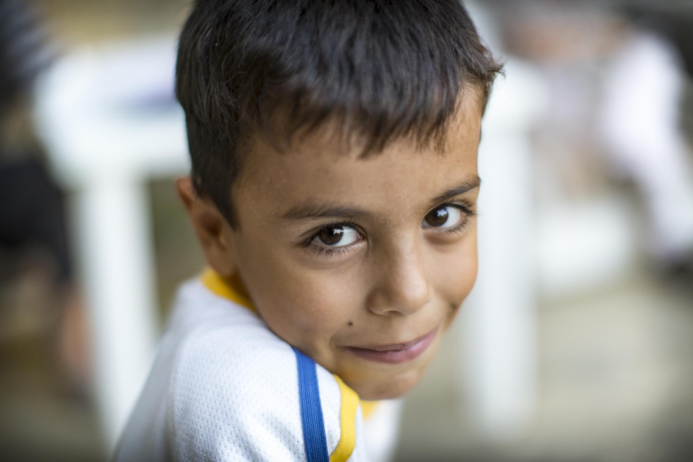 Ein kleiner Junge im Libanon lächelt schüchtern (Foto: Jakob Studnar /  FUNKE Foto Services)