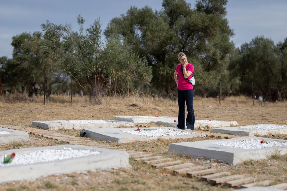 Eine Frau im pinkfarbenen Kindernothilfe-Shirt steht erschüttert auf einem Friedhof mit den Gräbern Geflüchteter (Quelle: Lars Heidrich) Eine Frau im pinkfarbenen Kindernothilfe-Shirt steht erschüttert auf einem Friedhof mit den Gräbern Geflüchteter (Quelle: Lars Heidrich)