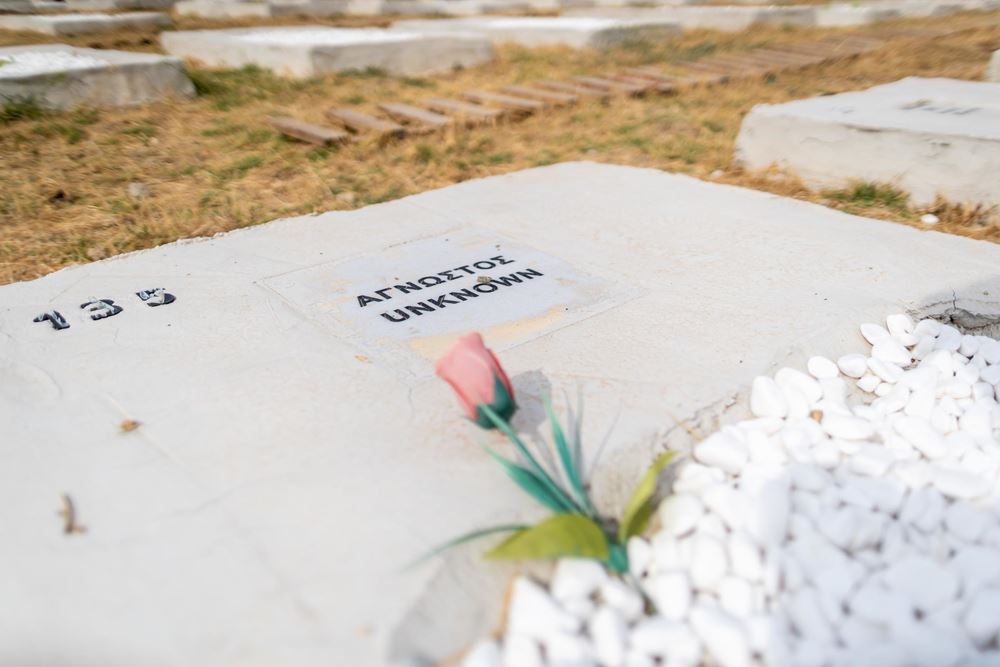 Steingrab eines unbekannten Geflüchteten mit der Nummer 135 und einer Plastiktulpe (Quelle: Lars Heidrich) Steingrab eines unbekannten Geflüchteten mit der Nummer 135 und einer Plastiktulpe (Quelle: Lars Heidrich)