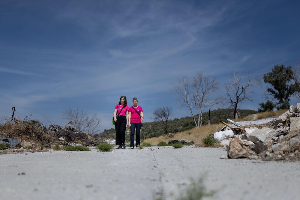 Zwei Frauen in pinkfarbenen Kindernothilfe-Shirts gehen durch eine Trümmerlandschaft (Quelle: Lars Heidrich) Zwei Frauen in pinkfarbenen Kindernothilfe-Shirts gehen durch eine Trümmerlandschaft (Quelle: Lars Heidrich)
