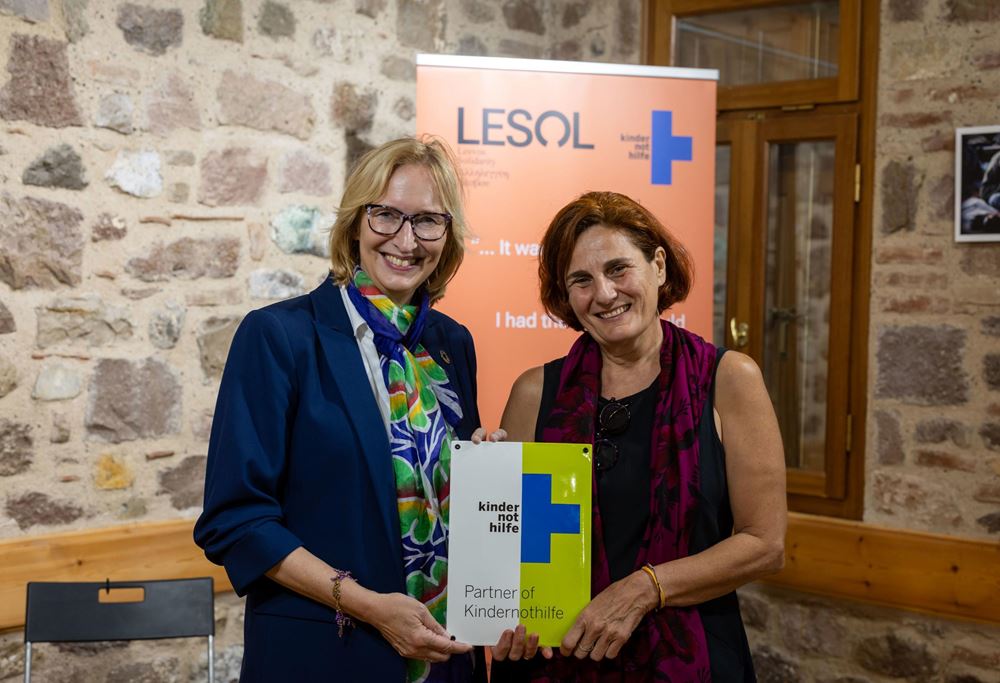 Zwei Frauen halten vor einem Plakat der Organisation LESOL eine Kindernothilfe-Partnerplakette in den Händen (Quelle: Lars Heidrich) Zwei Frauen halten vor einem Plakat der Organisation LESOL eine Kindernothilfe-Partnerplakette in den Händen (Quelle: Lars Heidrich)
