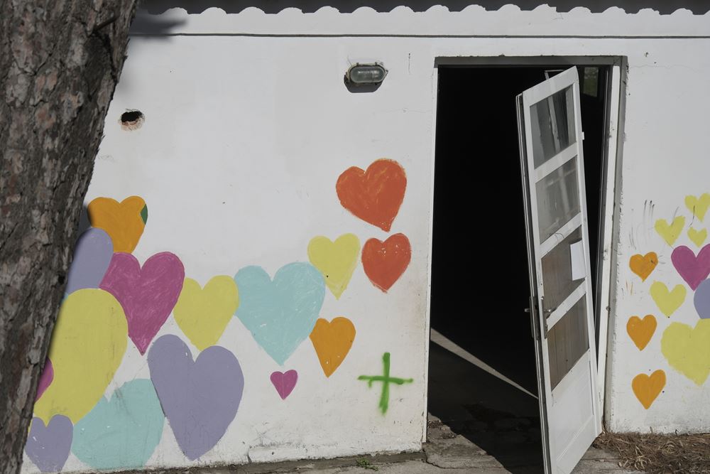 Bunte Herzen auf einer Hauswand, die Tür hängt schief in den Angeln (Quelle: Lorenz Töpperwien) Bunte Herzen auf einer Hauswand, die Tür hängt schief in den Angeln (Quelle: Lorenz Töpperwien)