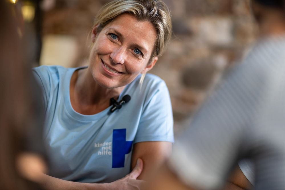 Eine Frau im hellblauen Kindernothilfe-Shirt unterhält sich mit Mädchen, von denen man aus Schutzgründen nur die Arme sieht (Quelle: Lars Heidrich) Eine Frau im hellblauen Kindernothilfe-Shirt unterhält sich mit Mädchen, von denen man aus Schutzgründen nur die Arme sieht (Quelle: Lars Heidrich)