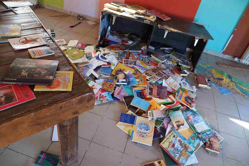 Die ehemalige Bibliothek von PIKPA: zwei Tische mit Büchern, viele Bücher liegen auf dem Boden (Quelle: Knut Bry) Die ehemalige Bibliothek von PIKPA: zwei Tische mit Büchern, viele Bücher liegen auf dem Boden (Quelle: Knut Bry)