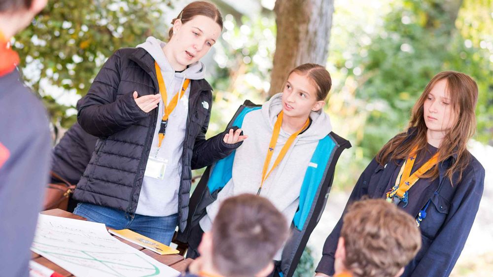 Auch Jugendliche vor ihrem 18. Geburtstag sind an Politik interessiert und wollen bei Wahlen mitbestimmen Auch Jugendliche vor ihrem 18. Geburtstag sind an Politik interessiert und wollen bei Wahlen mitbestimmen