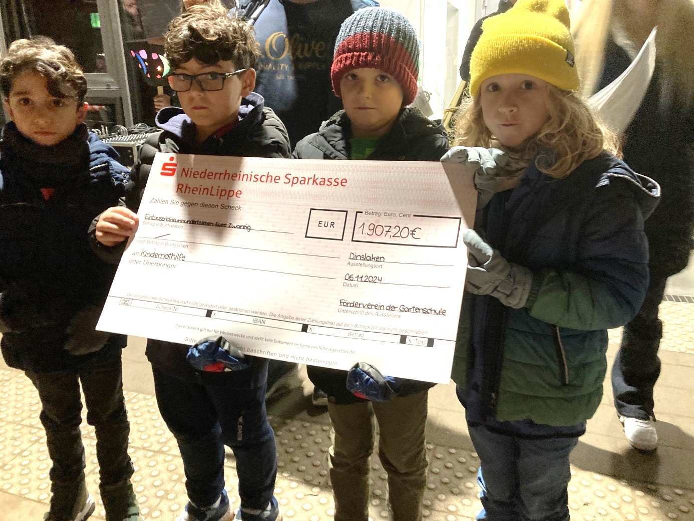 Vier Kinder halten einen Scheck über 1.907,20 Euro  in den Händen (Quelle: privat) Vier Kinder halten einen Scheck über 1.907,20 Euro  in den Händen (Quelle: privat)